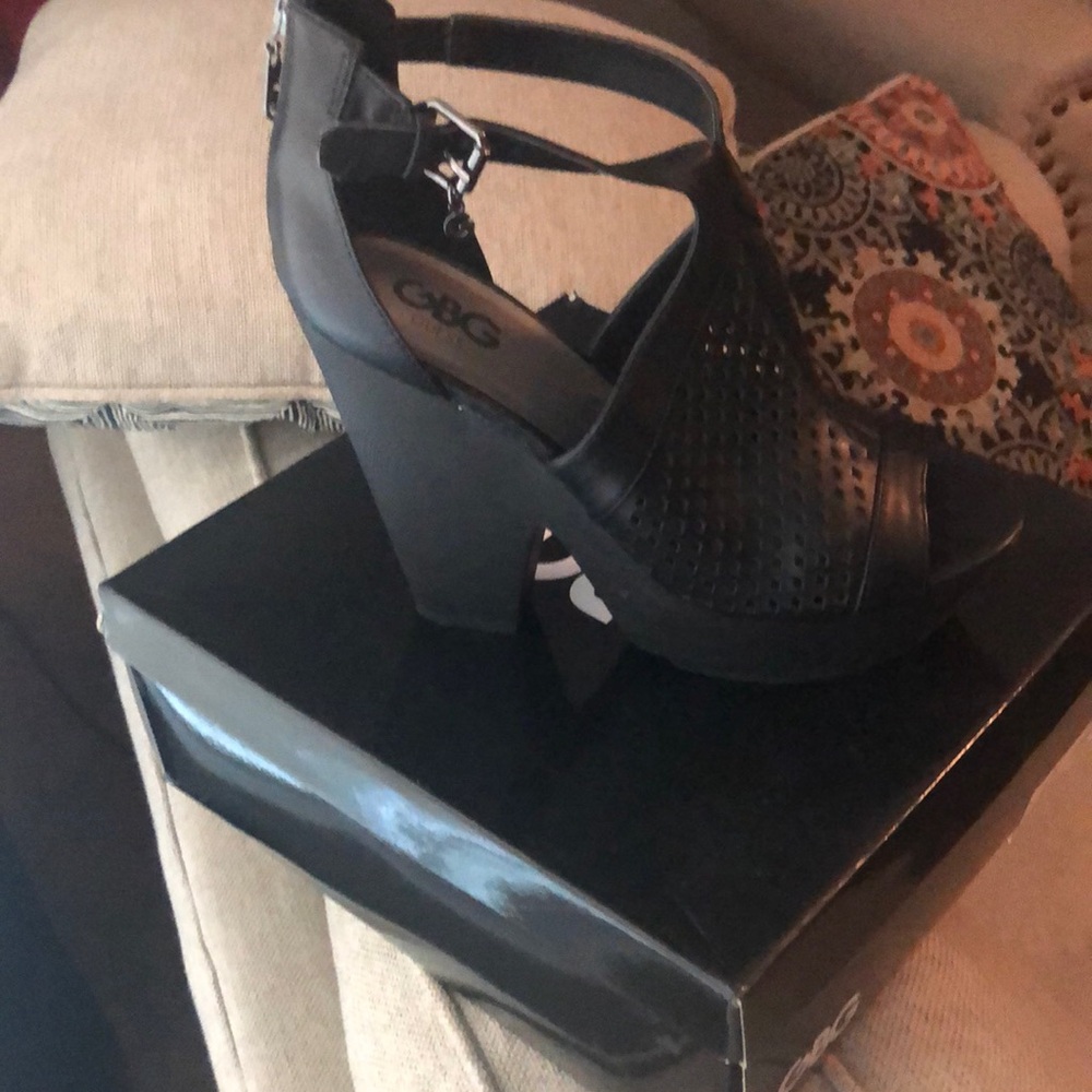 GBG Guess Shoes black leather shoes with wedge heel size 9.5 zips up the back